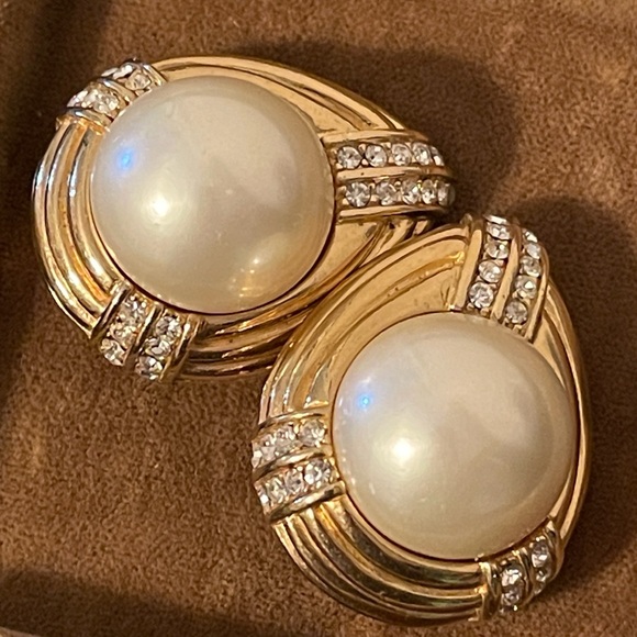 Vintage Ciner Faux Pearl Tear Drop Swarovski Crystal Clip-on Earrings - Picture 3 of 9